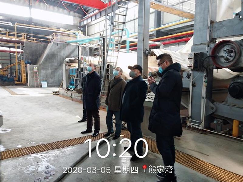 楚沅纸业王总为洪江区领导做讲解